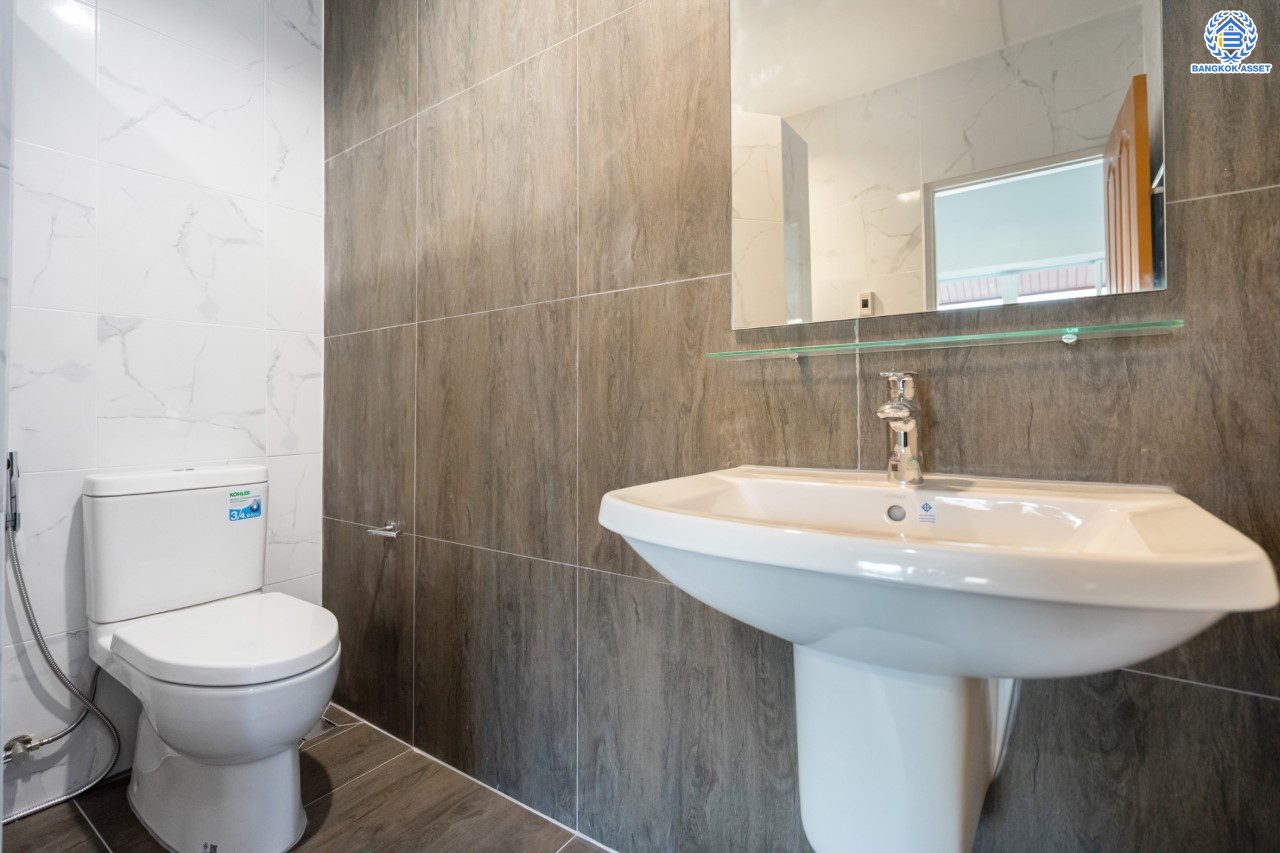 บ้านมือสองตกแต่งใหม่ ม.นนทรี5 พระราม5 เนื้อที่ 60 ตร.ว. ฟังก์ชัน 3 ห้องนอน 3 ห้องน้ำ 1 ห้องอเนกประสงค์ 1 ห้องแม่บ้านพร้อมห้องน้ำในตัว จอดรถได้ 2 คัน บนสุดยอดทำเล! ใกล้รถไฟฟ้า "สถานีแยกติวานนท์" และทางด่วน"ศรีรัช" ขับรถเพียง 5 นาที ก็ถึงวงเวียนพระราม5 ที่เชื่อมต่ออีกหลายหลายเส้นทางได้อย่างรวดเร็ว